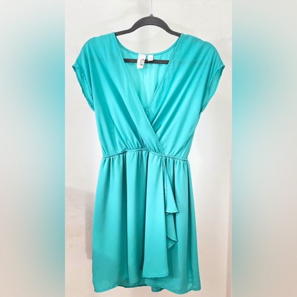 Lightweight Low Cut V-Neck Dress - Picture 1 of 4